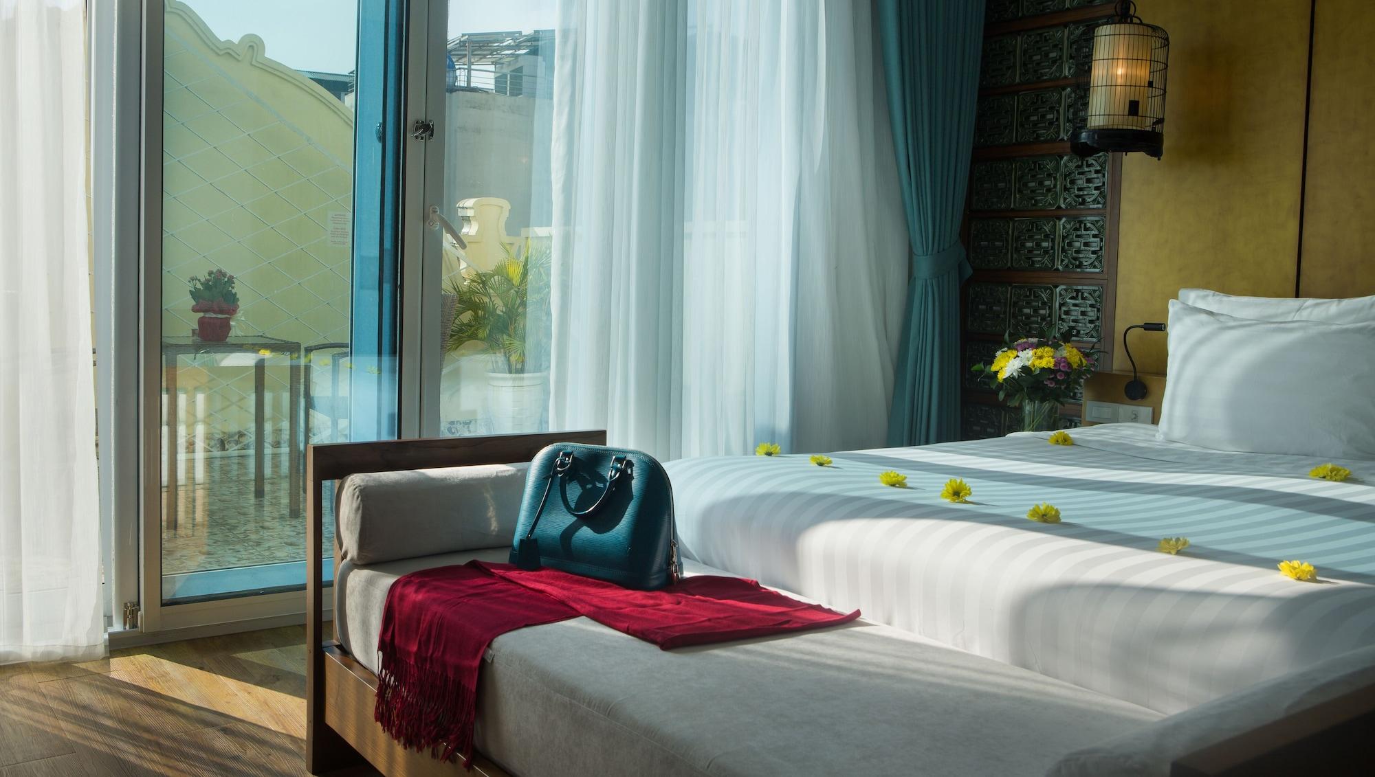Media & Hotel 4*